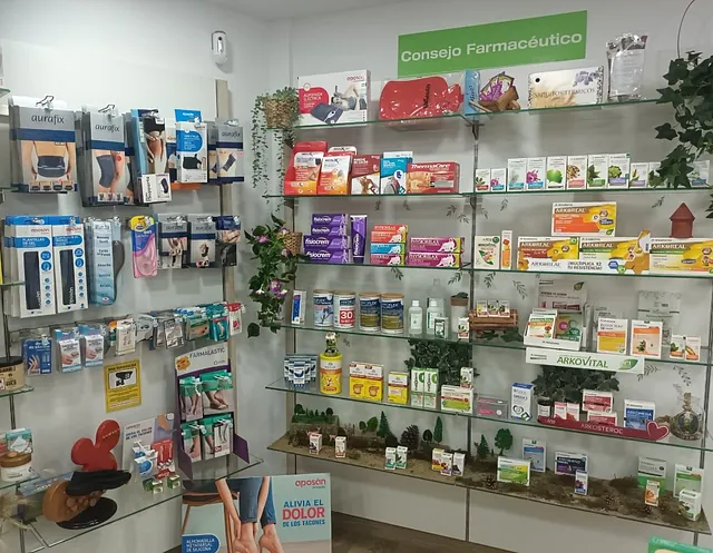 estanterias del interior de la farmacia